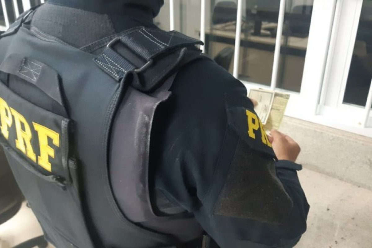 PRF prende suspeitos com documentação falsa em ônibus de transporte interestadual