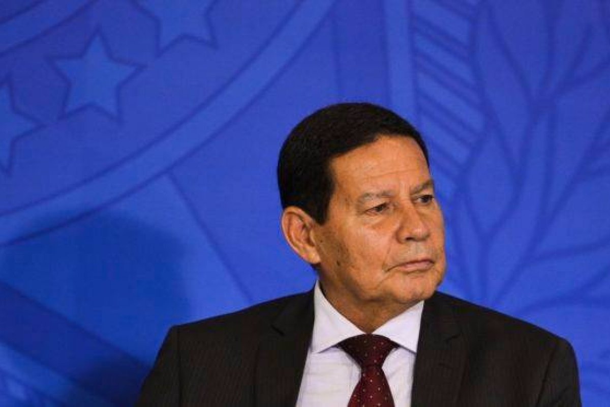 "A única saída é vacinar todo mundo, o resto tudo é paliativo", afirma Mourão