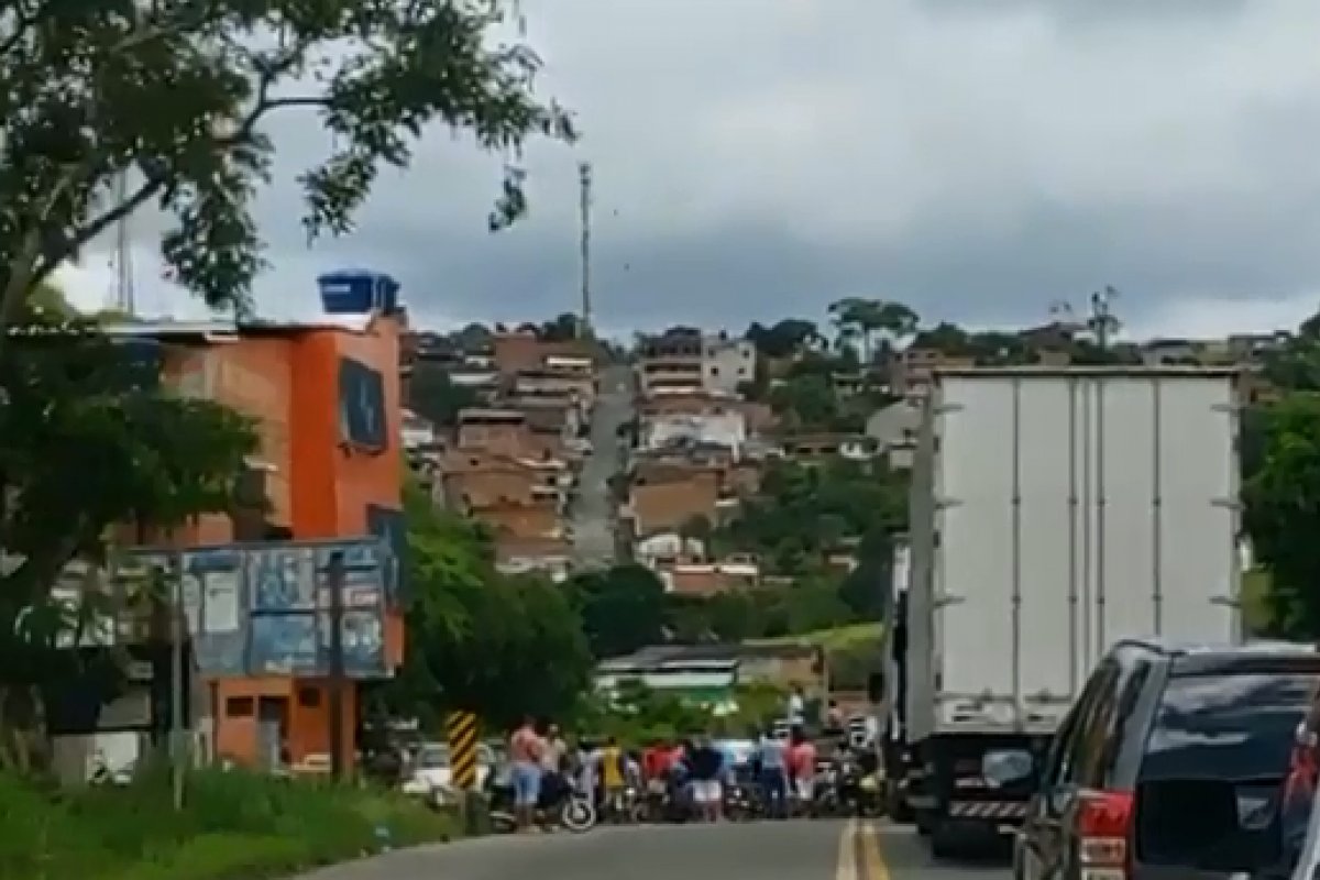 Vídeo:Comerciantes protestam por fim das medidas restritivas no sul da Bahia
