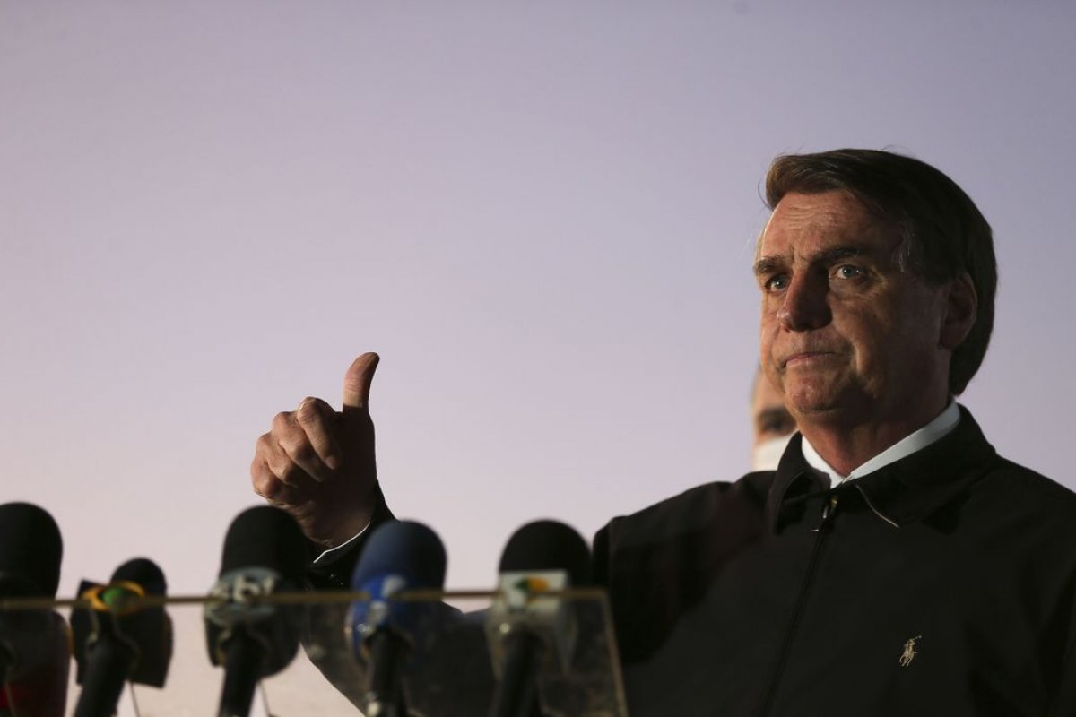Bolsonaro veta prazo de 5 dias para Anvisa autorizar uso emergencial de vacinas