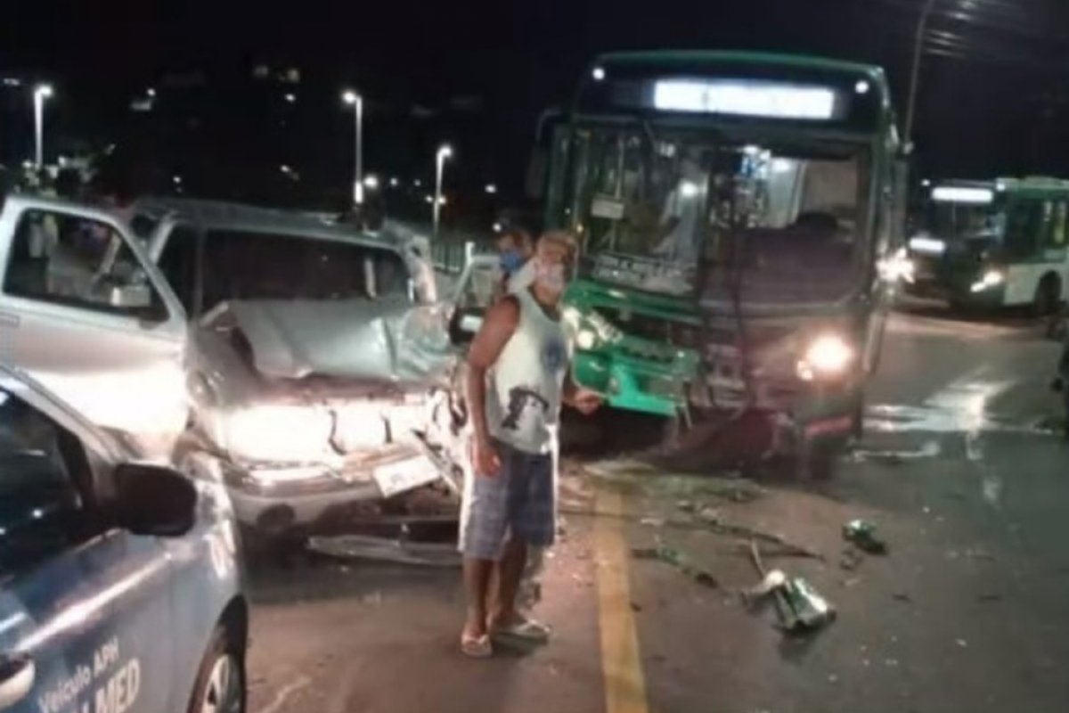 Batida frontal entre caminhonete e ônibus deixa ferido em ladeira do Barbalho, em Salvador