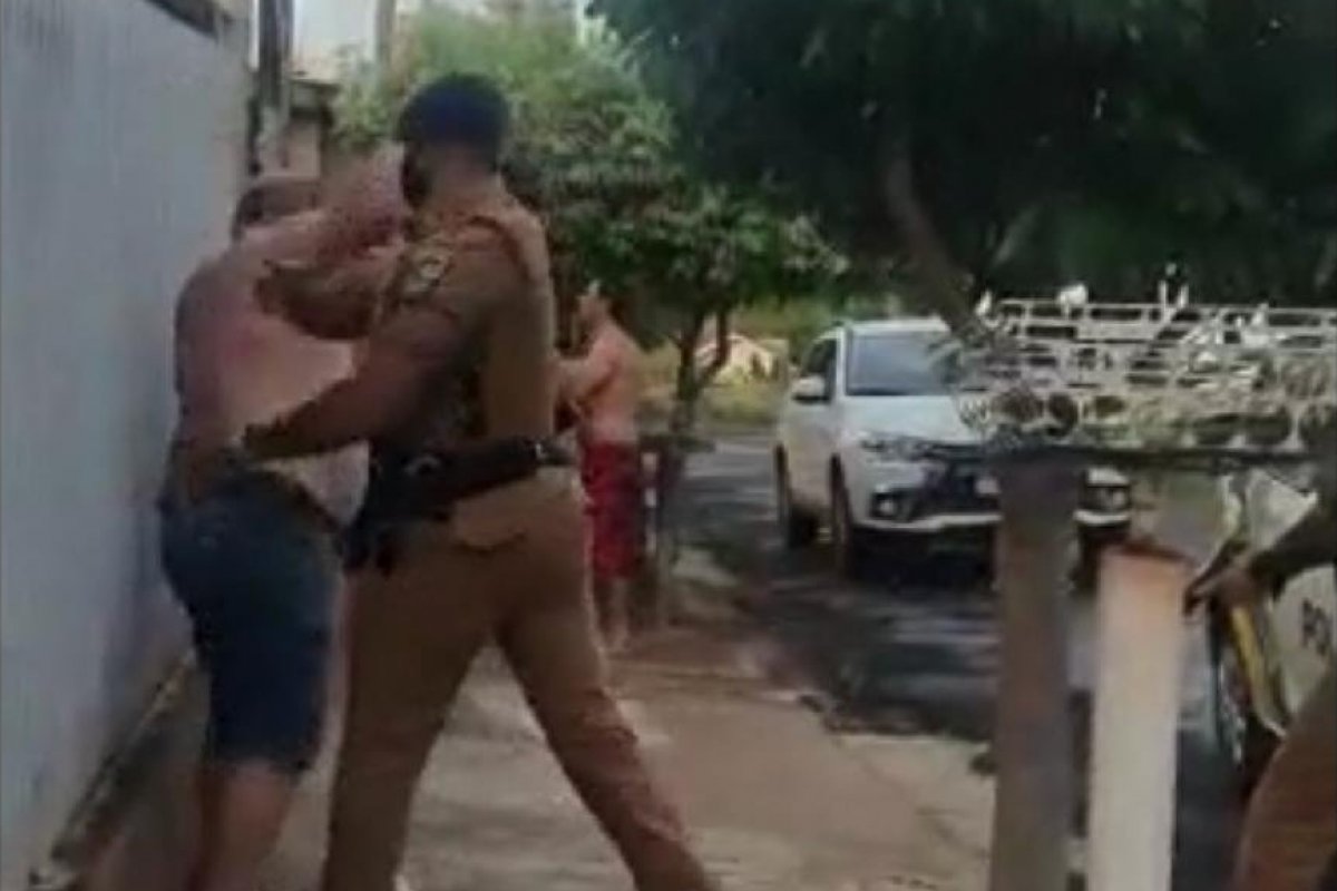 Vídeo: Policial agride homem gratuitamente durante abordagem no Paraná