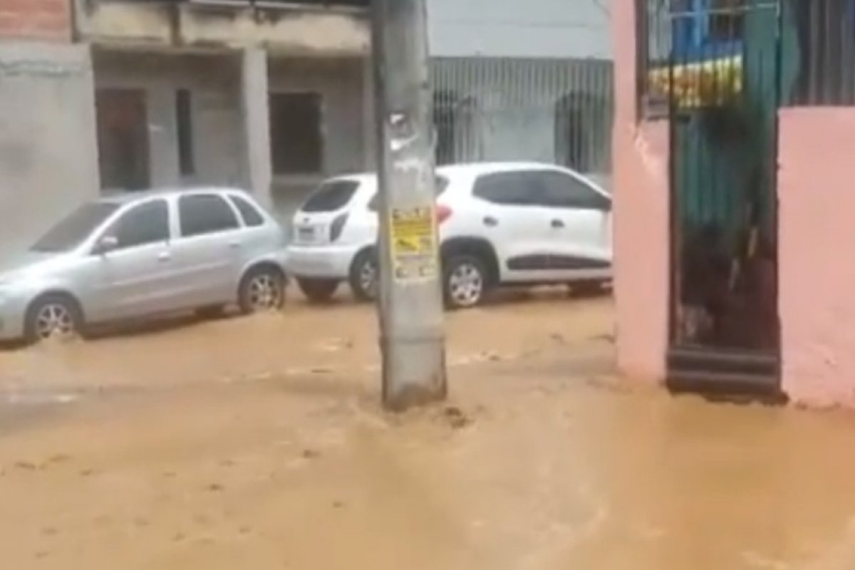 Tubulação de água rompe e provoca alagamento no bairro do São Gonçalo, em Salvador