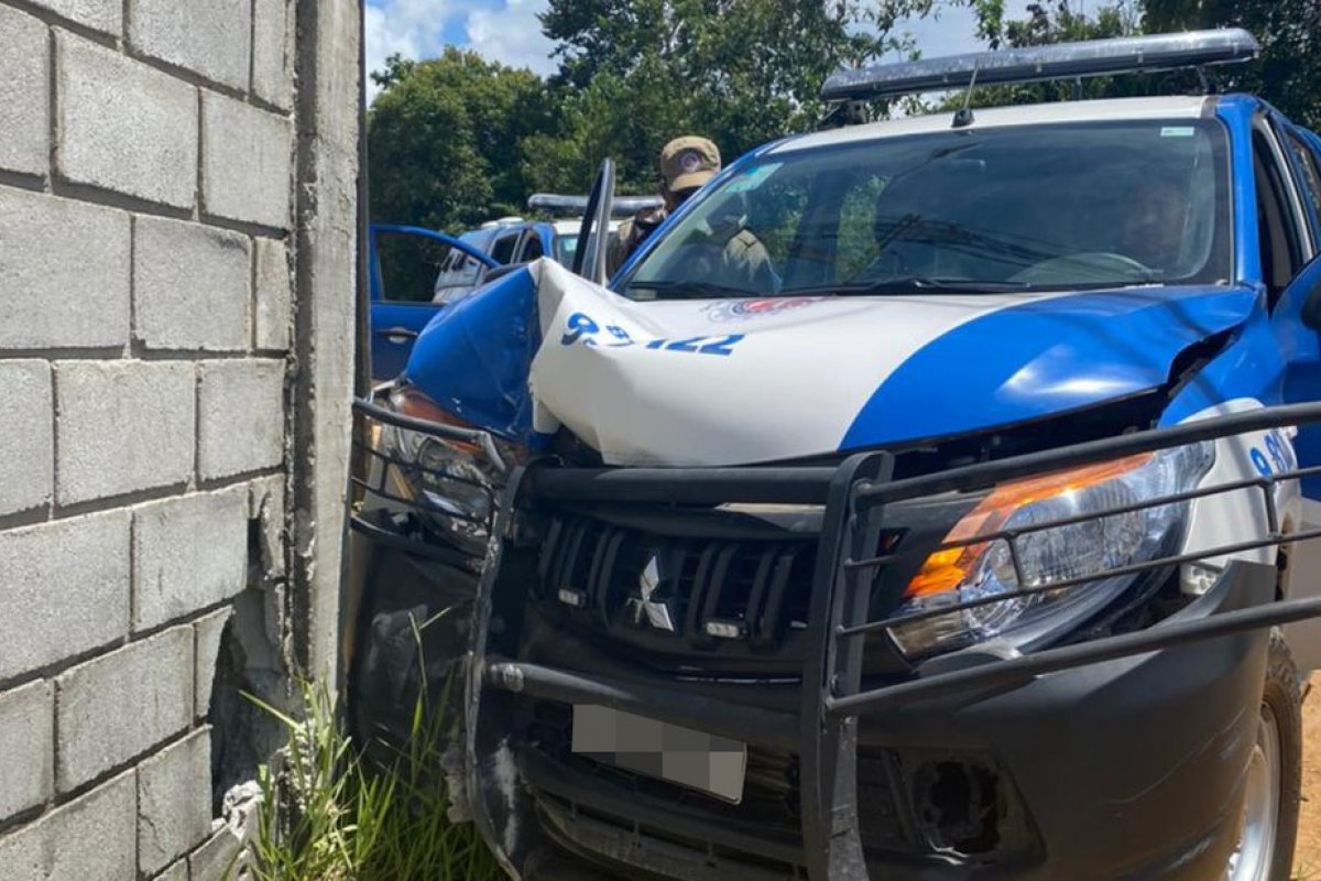 Viatura bate em muro de imóvel durante perseguição a moto em Lauro de Freitas