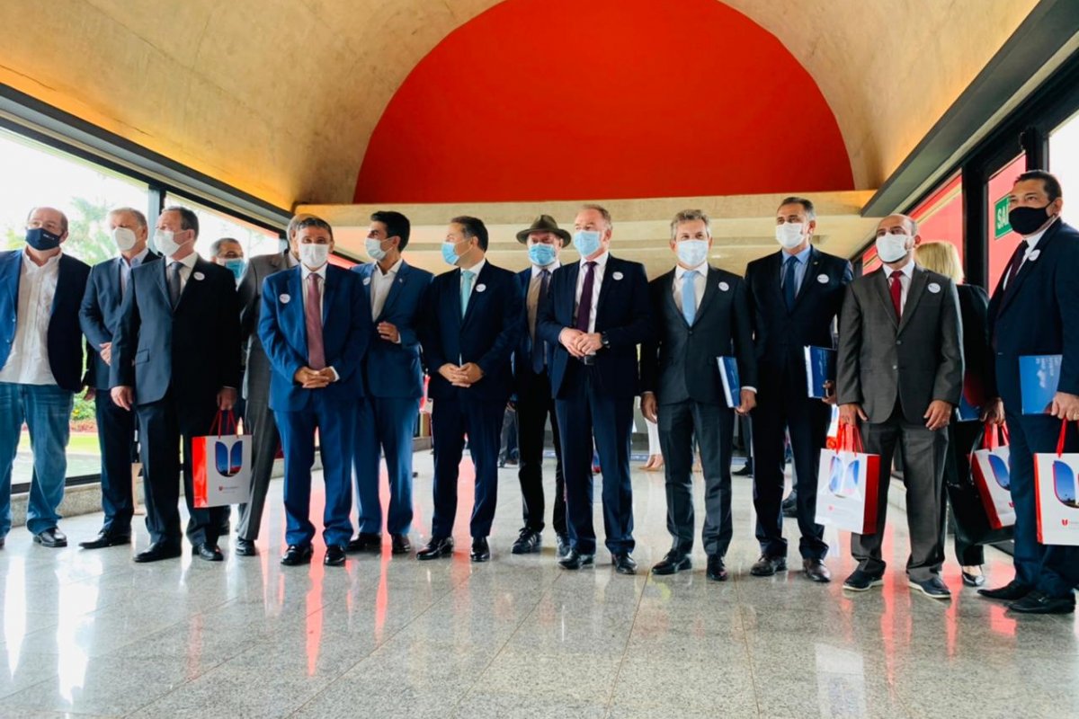 Representantes de 18 estados visitam a União Química, responsável no Brasil pela produção da Sputinik-5