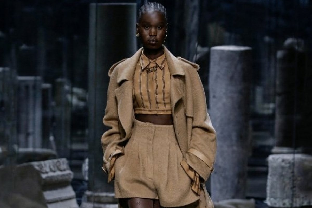 Marrom promete ser a cor do outono - de acordo com a Milão Fashion Week