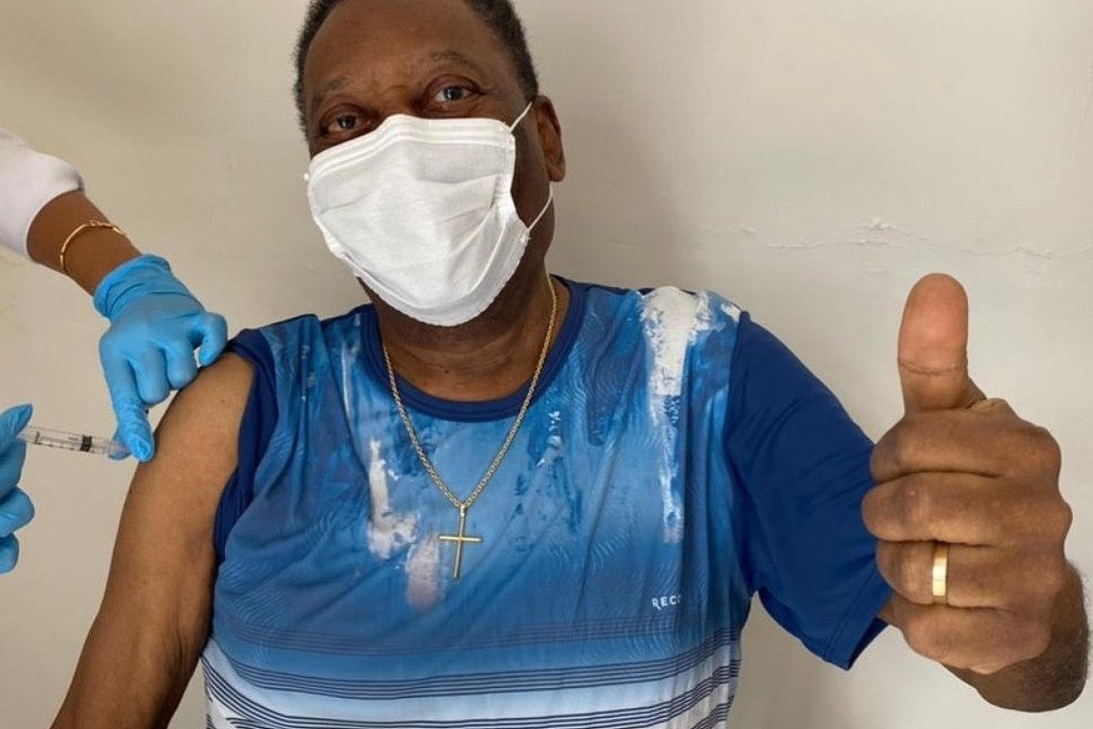 Aos 80 anos, Pelé recebe primeira dose de vacina contra covid-19