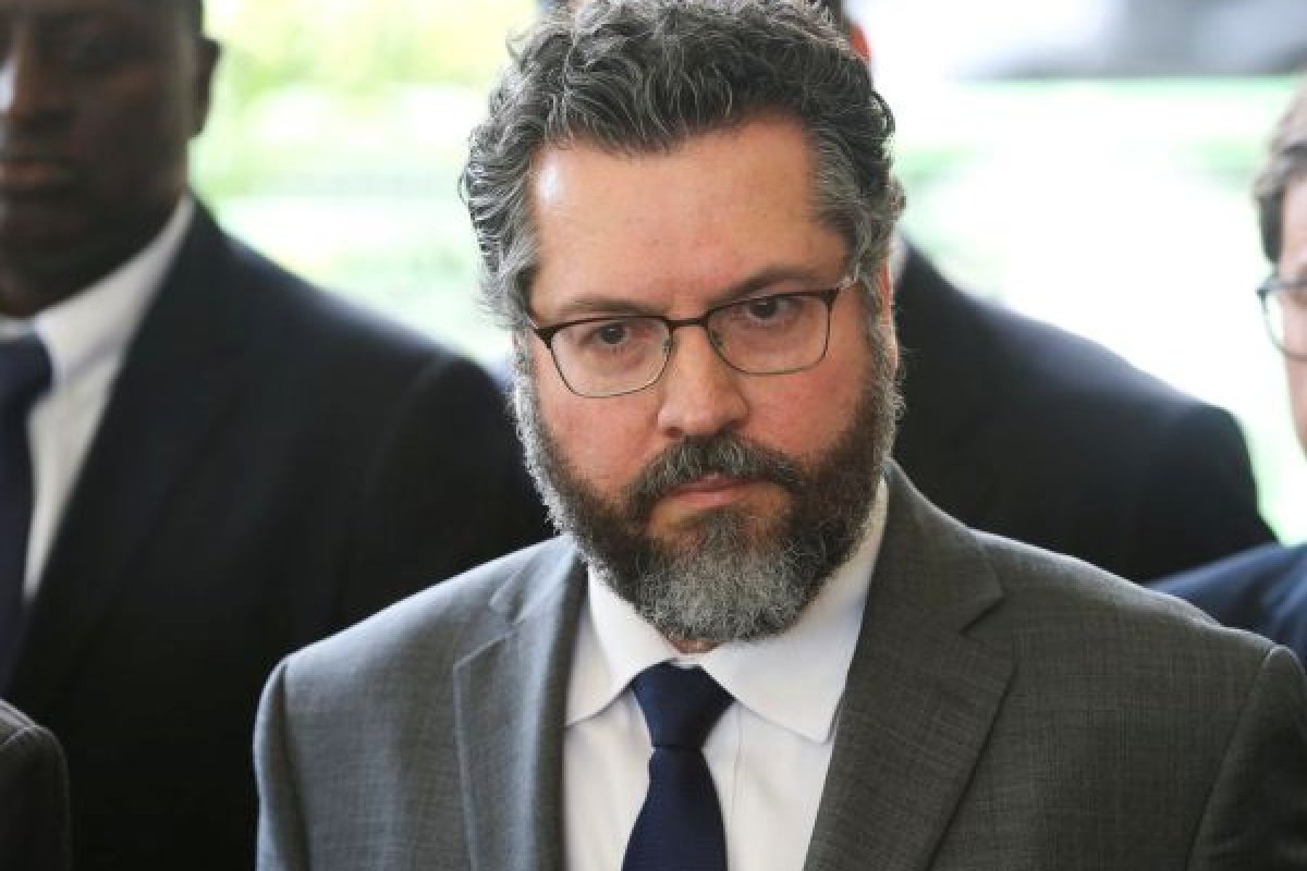 Ernesto Araújo rebate críticas e diz que relação com EUA permanece sob Biden
