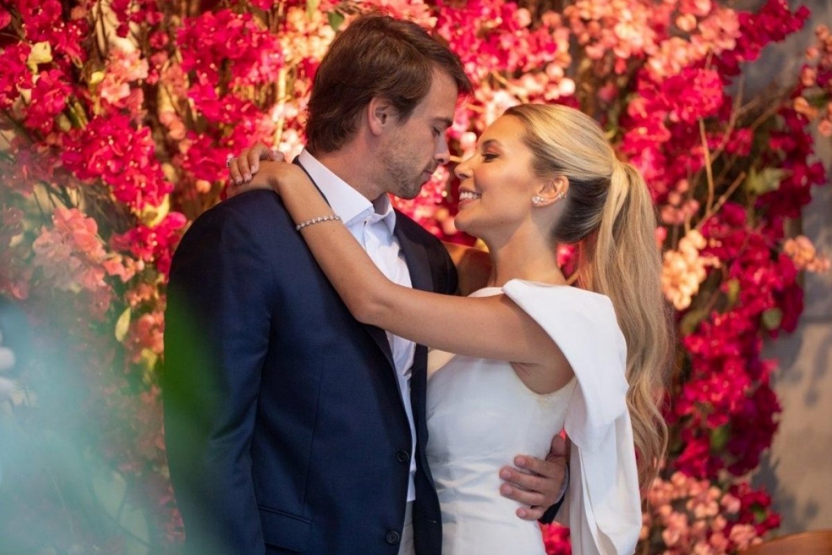 Cerimônia à la italiana: Helena Silvarolli realiza noivado intimista em São Paulo