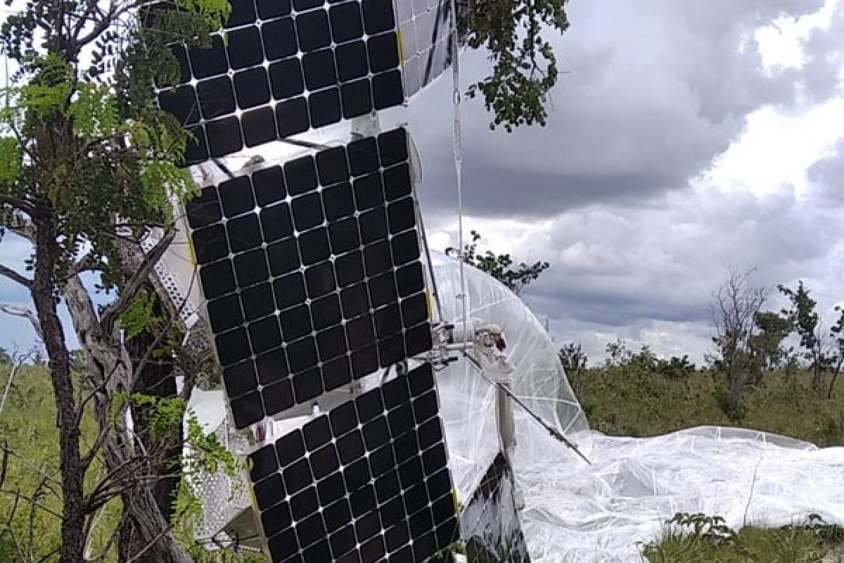 Balão com equipamentos tecnológicos fica pendurado em árvore após cair no Jalapão