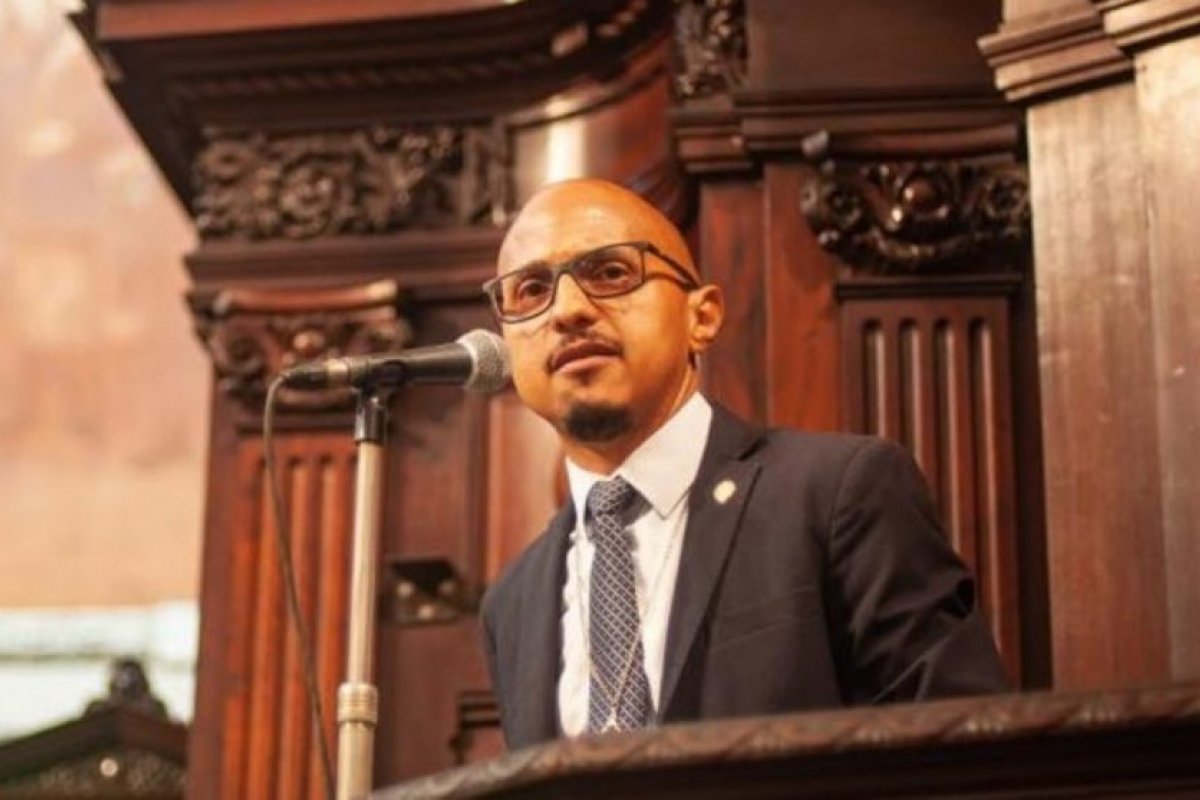 Deputado estadual do Rio sofre atentado e tem carro alvejado