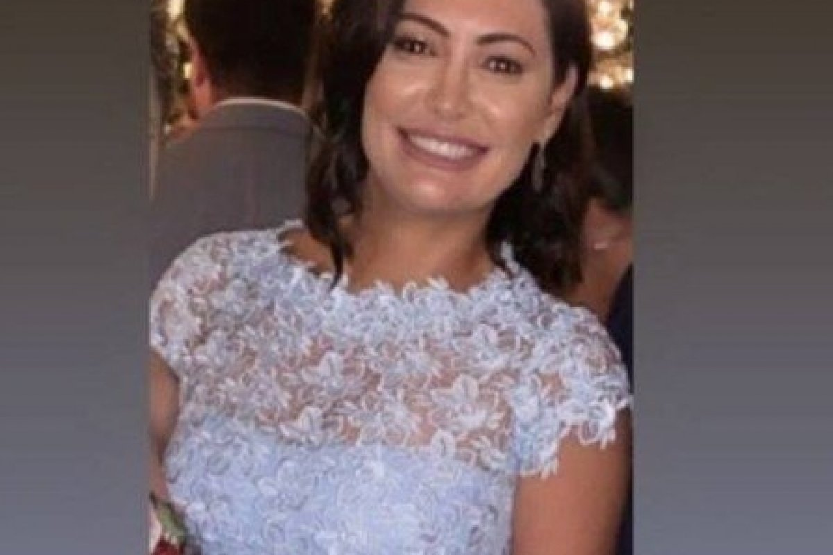Michelle Bolsonaro aparece morena com vestido azul rendado em casamento