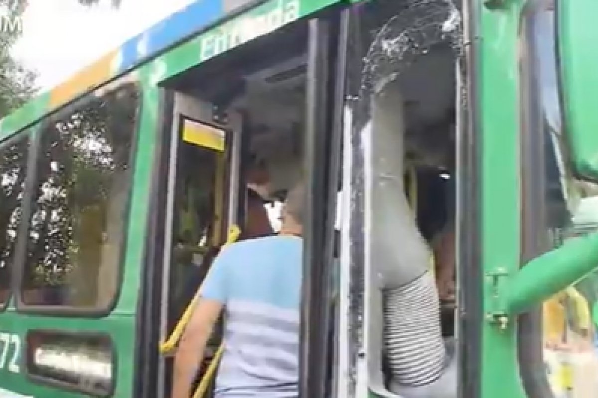 Mulher fica ferida após batida entre ônibus no bairro de Castelo Branco, em Salvador
