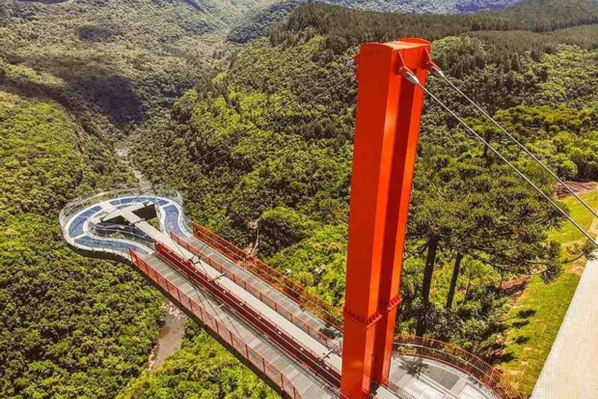 Com 35 metros de altura, Brasil tem a maior ponte de vidro do mundo