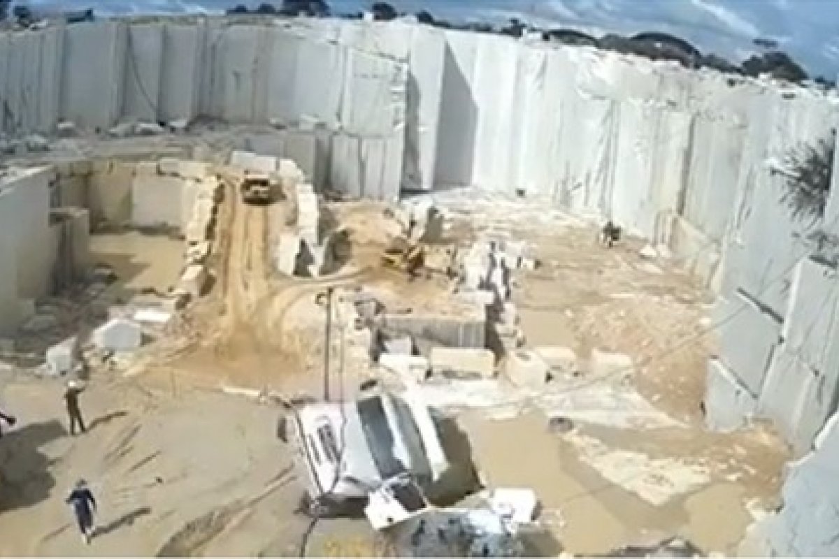 Vídeo: Caminhão cai em vala de mineradora no Ceará