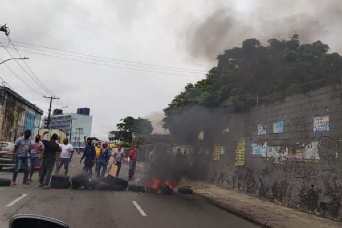 Comerciantes realizam protesto e bloqueiam via na Calçada, em Salvador