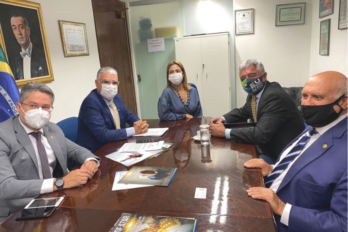 Três senadores anunciam que testaram positivo para Covid-19 em 24h