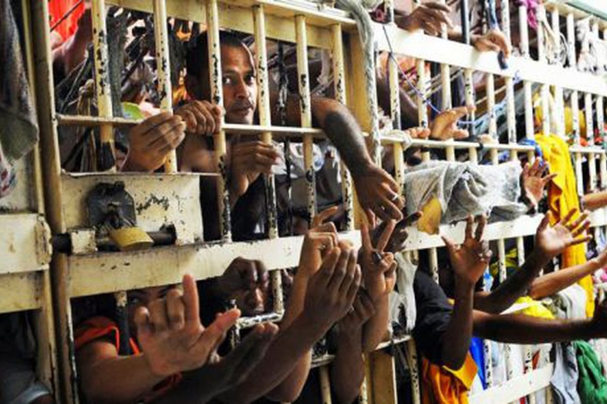 Brasil tem 1,5 mil mortes em presídios e superlotação carcerária de 166%, aponta estudo