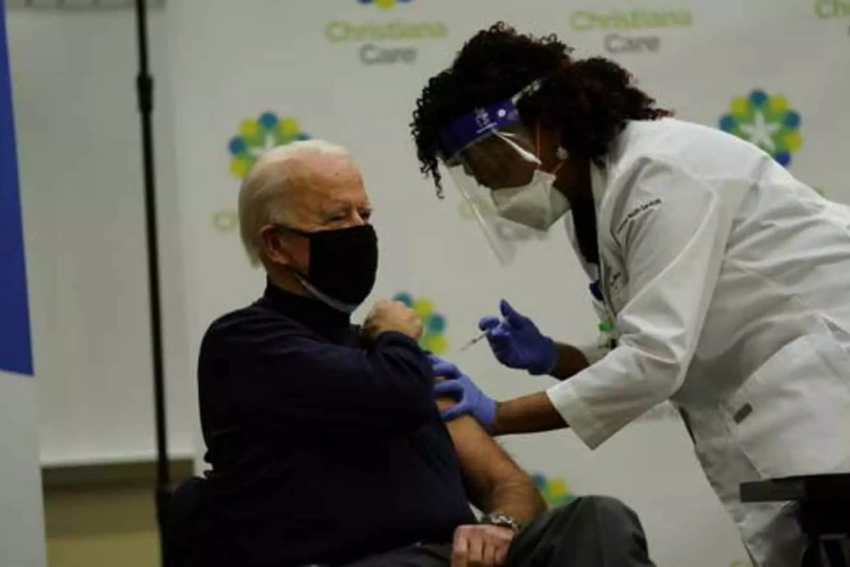 Biden anuncia que haverá doses suficientes para todos os adultos até maio