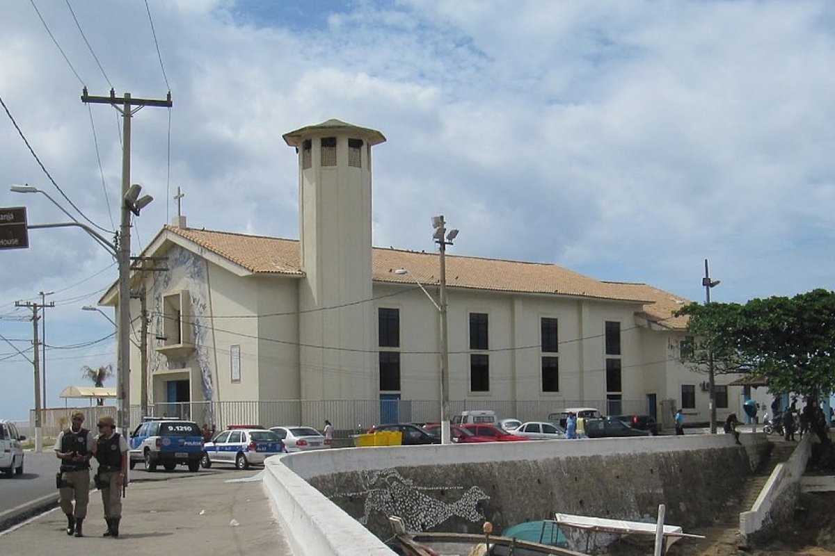 Homem com faca é preso após invadir igreja no bairro do Rio Vermelho, em Salvador