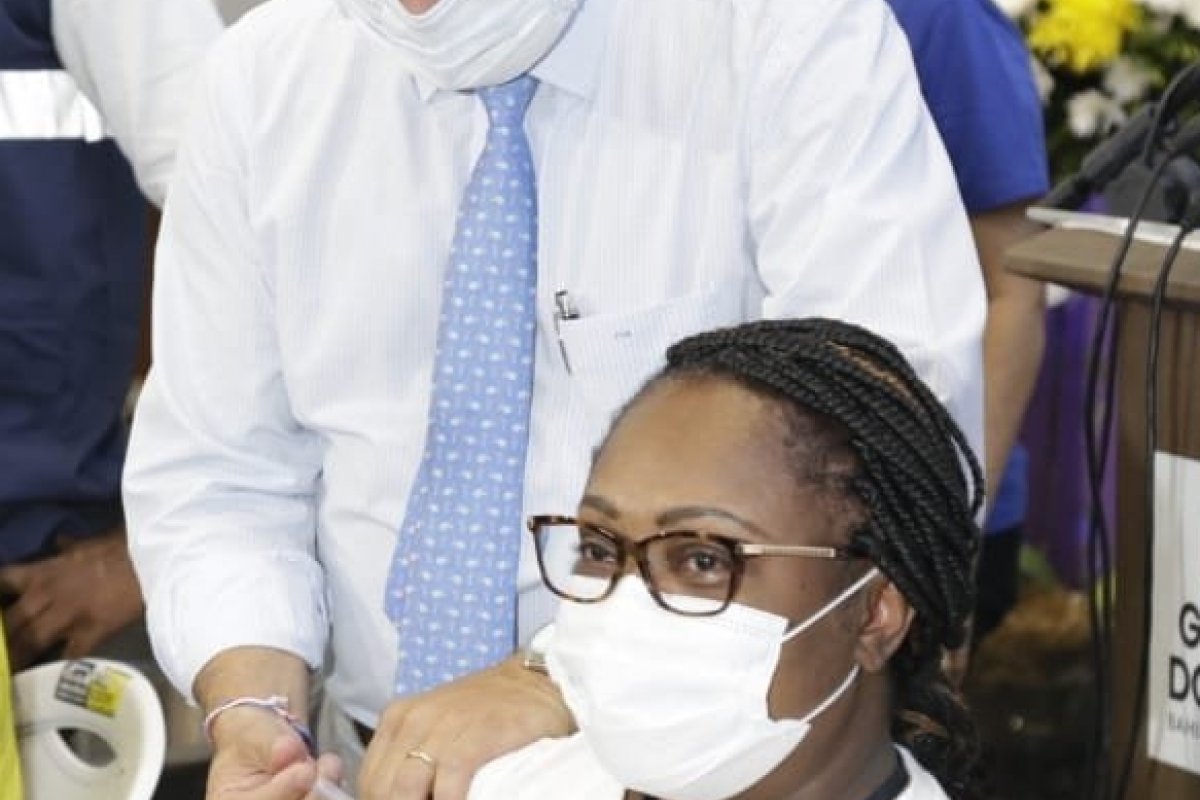 Enfermeira que teve Covid-19 após imunização tem alta e volta a trabalhar