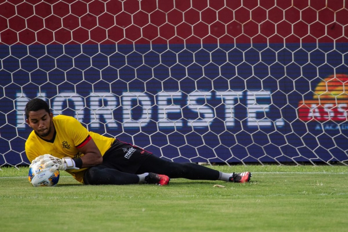 Vitória treina para enfrentar o Ceará pela Copa do Nordeste após partida pelo Baiano ser adiada