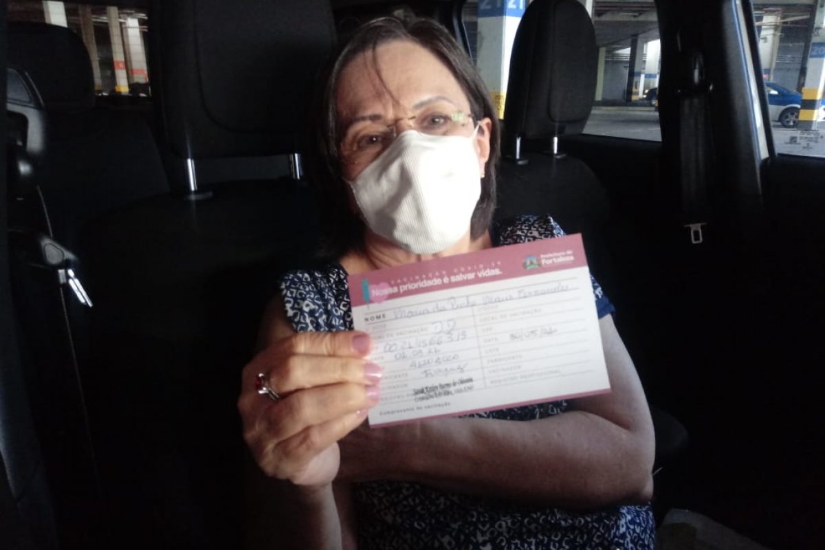 Aos 76 anos, Maria da Penha é vacinada contra a Covid-19 em Fortaleza