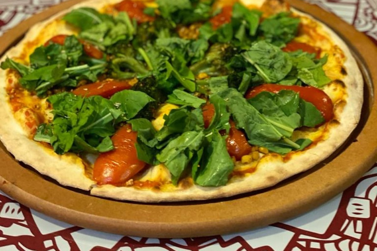Pizzaria baiana lança sabores veganos inspirados em ícones do Rock