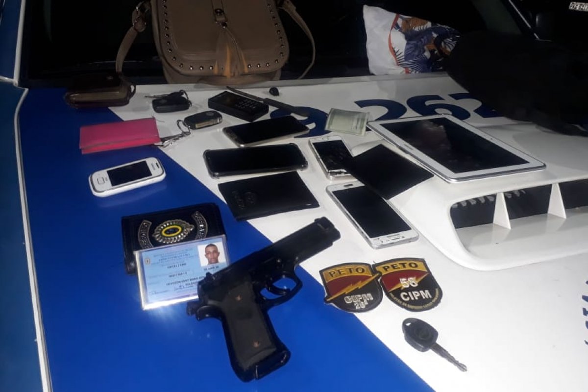 Soldado do exército e um homem são presos suspeitos de assaltar pedestres em bairro de Salvador