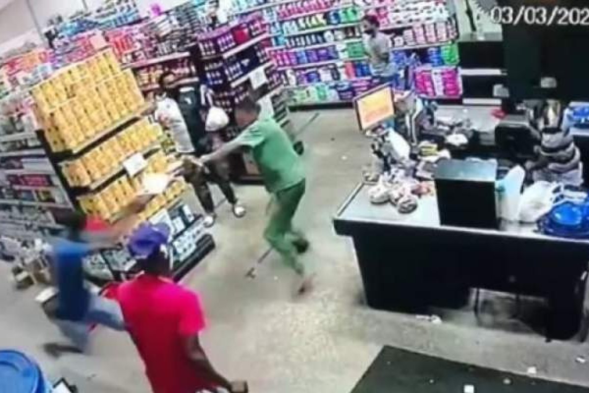 Vídeo: Funcionária de mercado é baleada durante assalto no bairro de Valéria, em Salvador