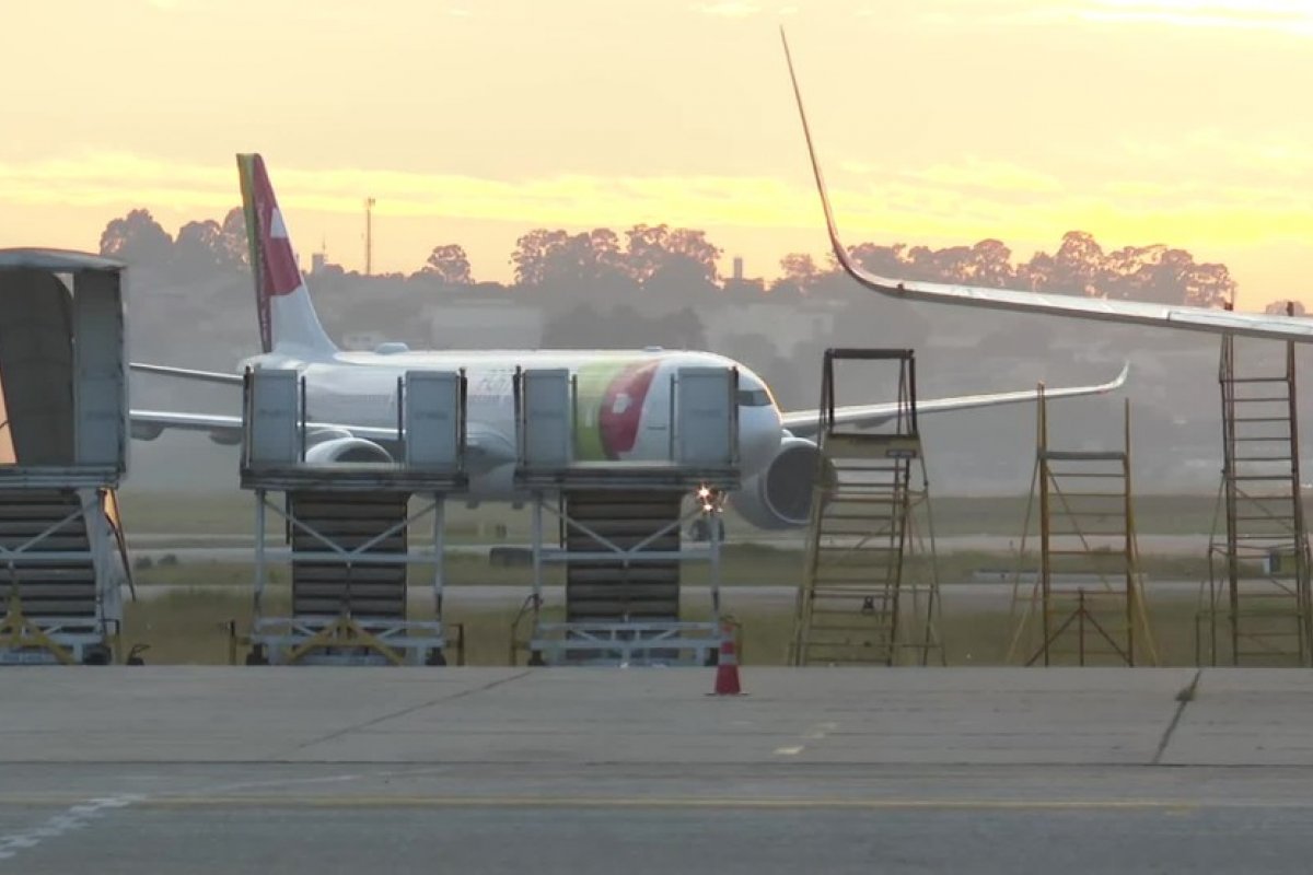 Lote com 8 mil litros de insumo para produção de CoronaVac chega a São Paulo