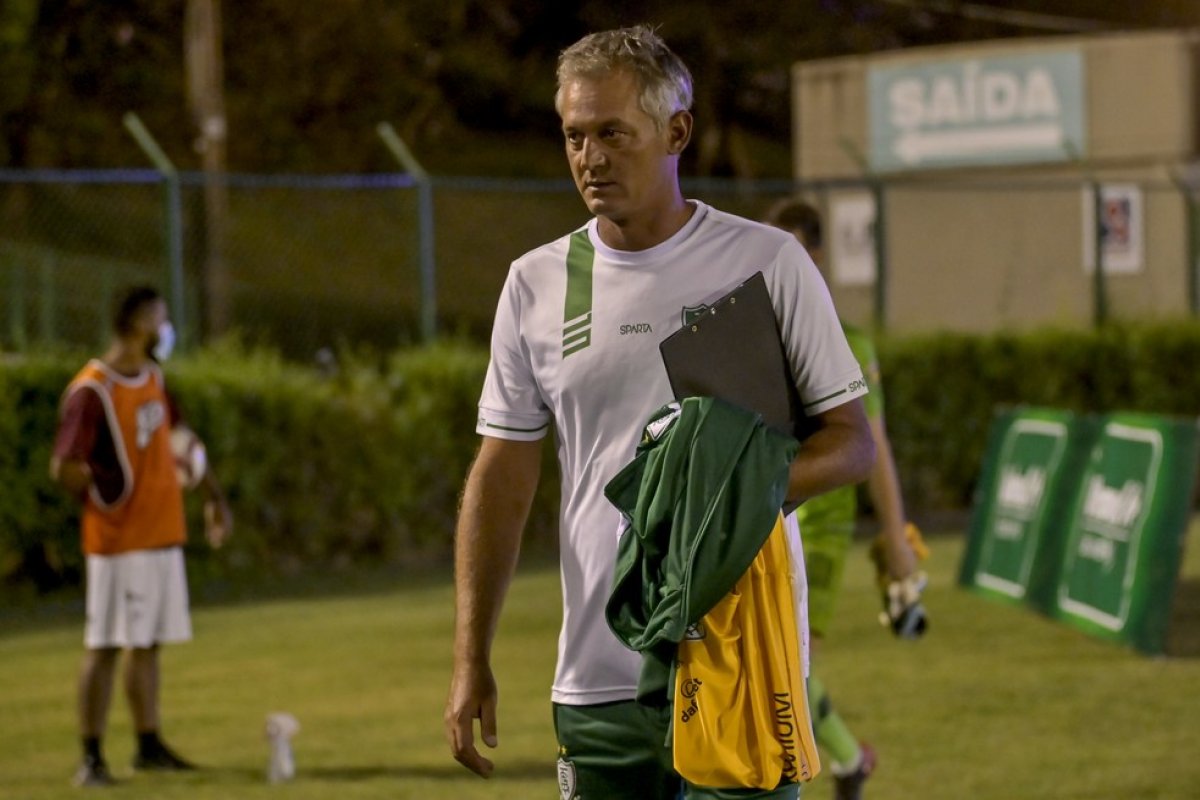 "Não somos super-heróis", diz Lisca após vitória do América-MG