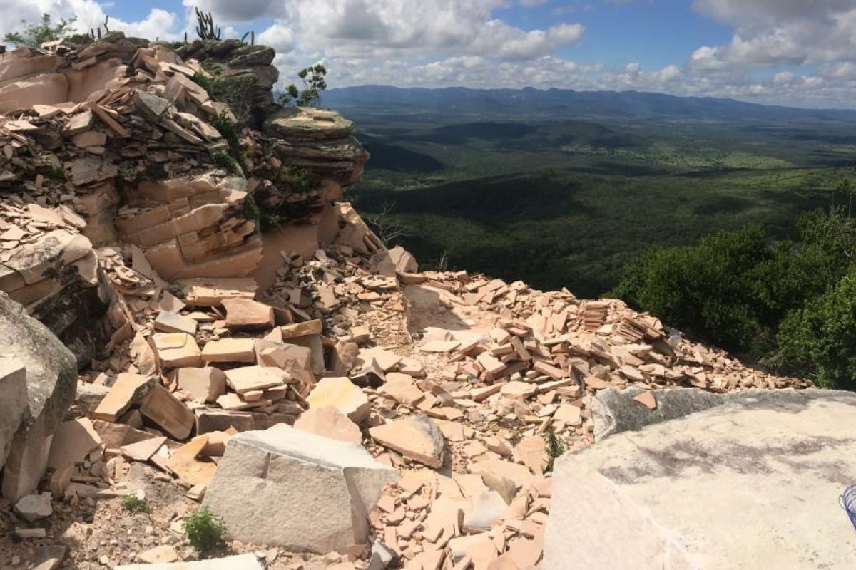 MP aciona Justiça para combater extração mineral na Serra do Tombador 