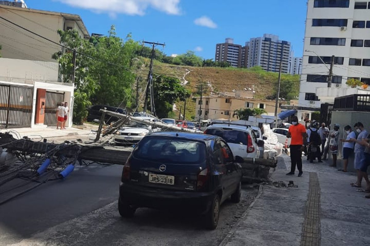Vídeo: Caminhão derruba poste e deixa moradores do Imbui sem luz