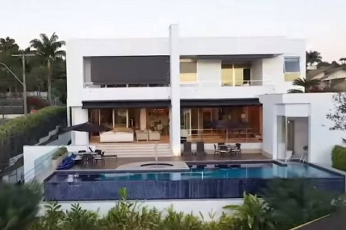 Juíza auxiliar de João Otávio de Noronha, ministro que beneficiou Flavio Bolsonaro, é namorada de dono da mansão comprada por ele