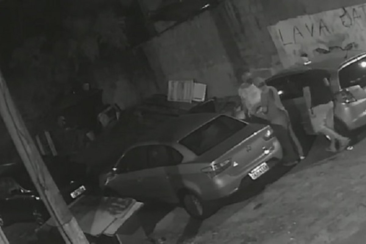 Vídeo: homens armados roubam carro de morador no bairro da Federação, em Salvador
