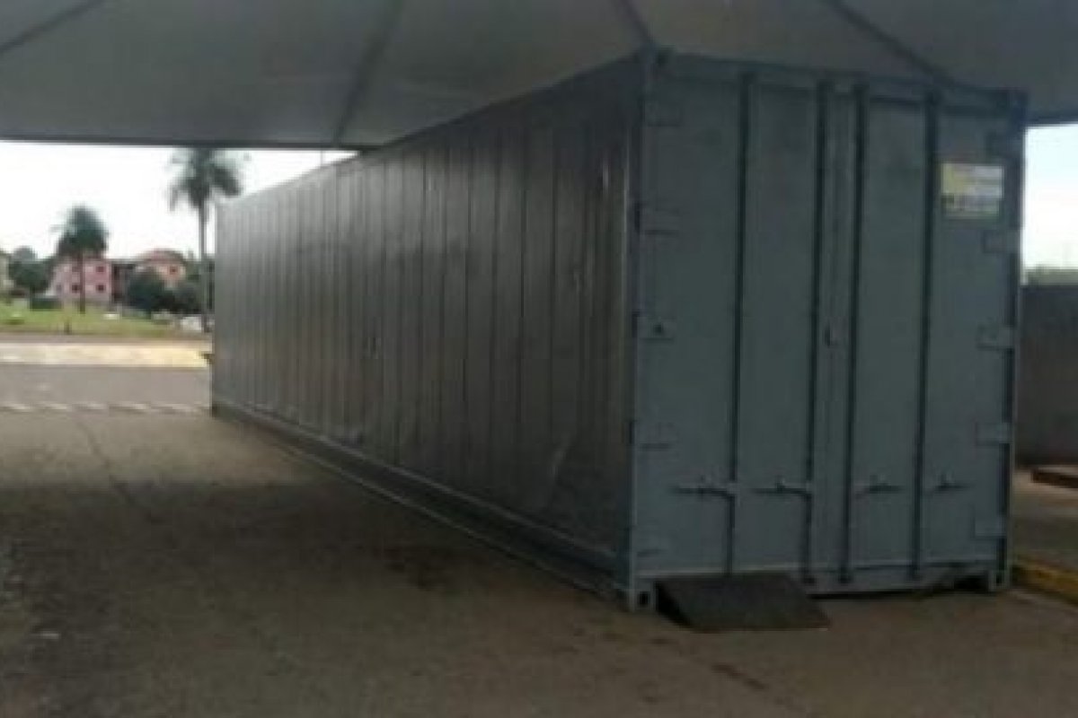 Contêiner para armazenar corpos de vítimas da Covid -19 é instalado na Arena Fonte Nova
