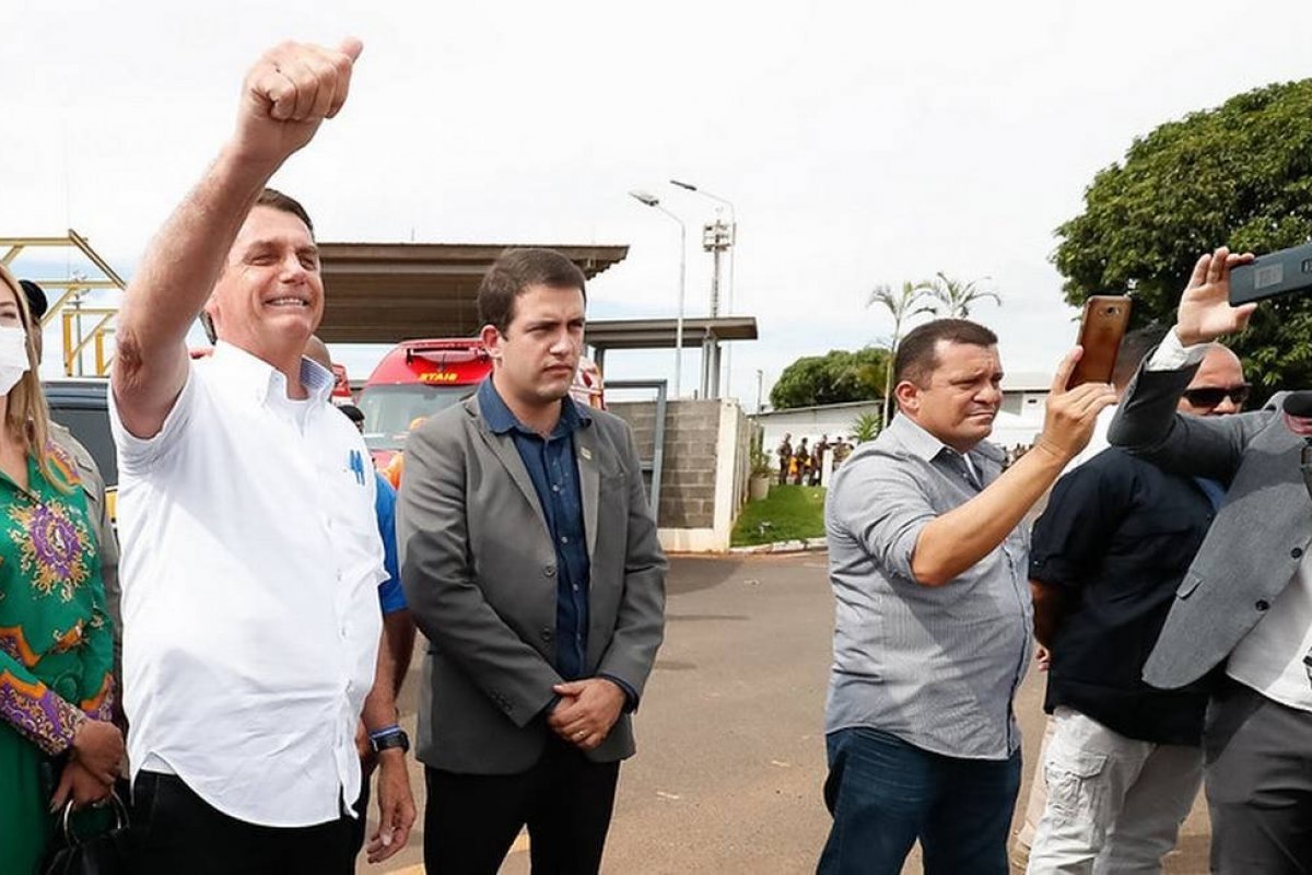 Bolsonaro confirma compra de vacina da Pfizer e diz que "milhões" de doses chegam em abril