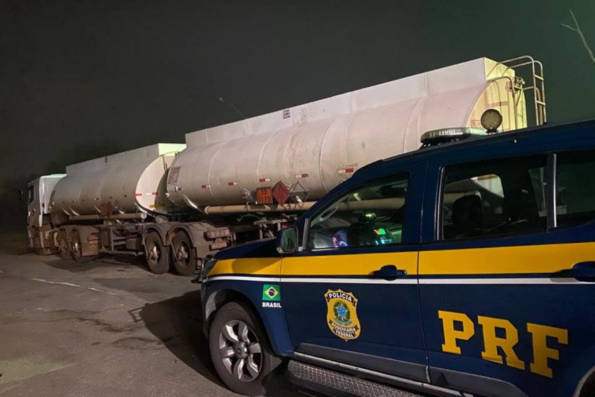 PRF apreende 50 mil litros de combustível transportado com documentação irregular, em Vitória da Conquista, na Bahia