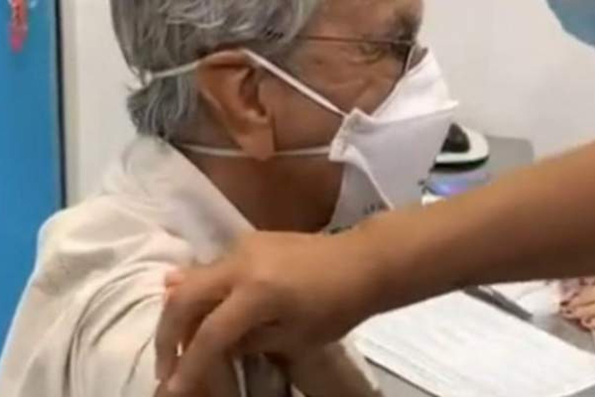 Caetano Veloso compartilha nas redes sociais vacinação contra Covid-19