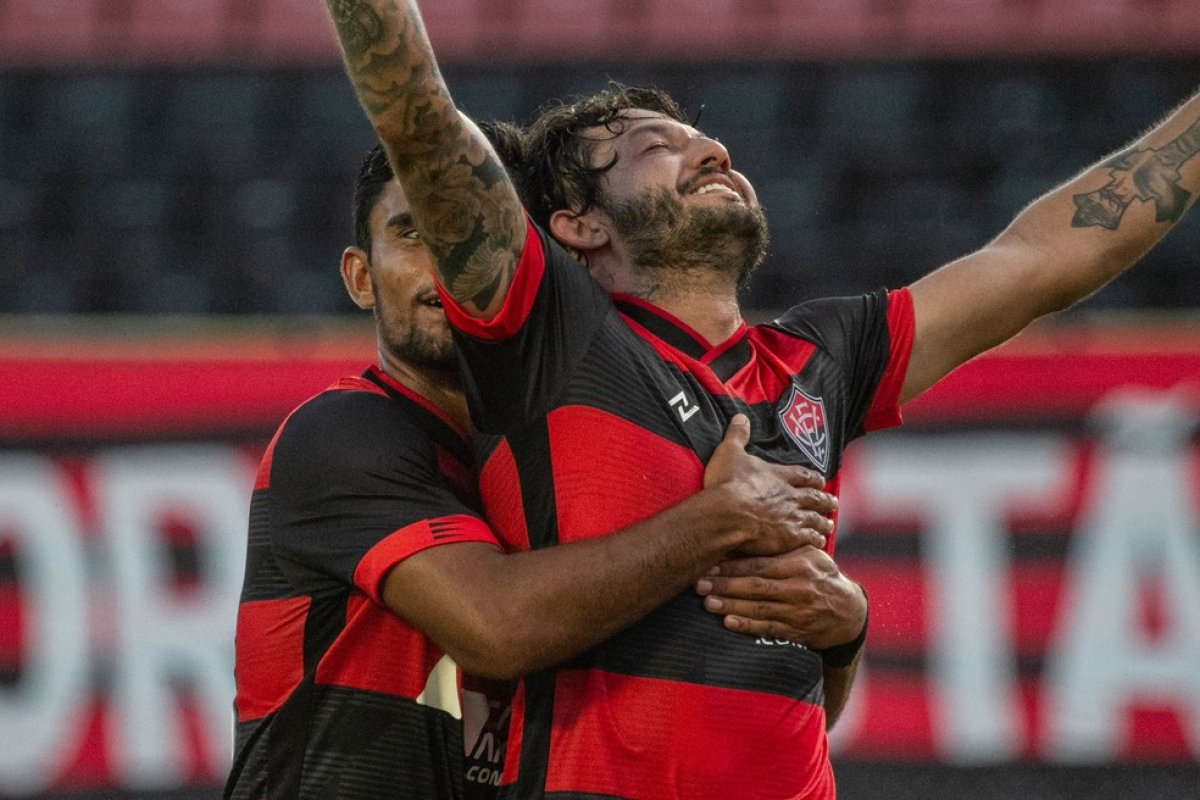 Fernando Neto, titular nos três primeiros jogos, avalia início de temporada do Vitória