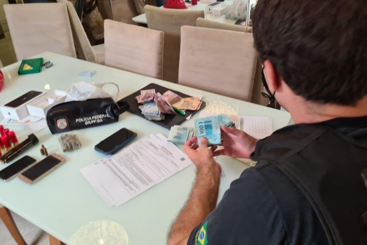 Três pessoas são presas e R$ 17 mil apreendidos em operação contra tráfico de drogas na Bahia