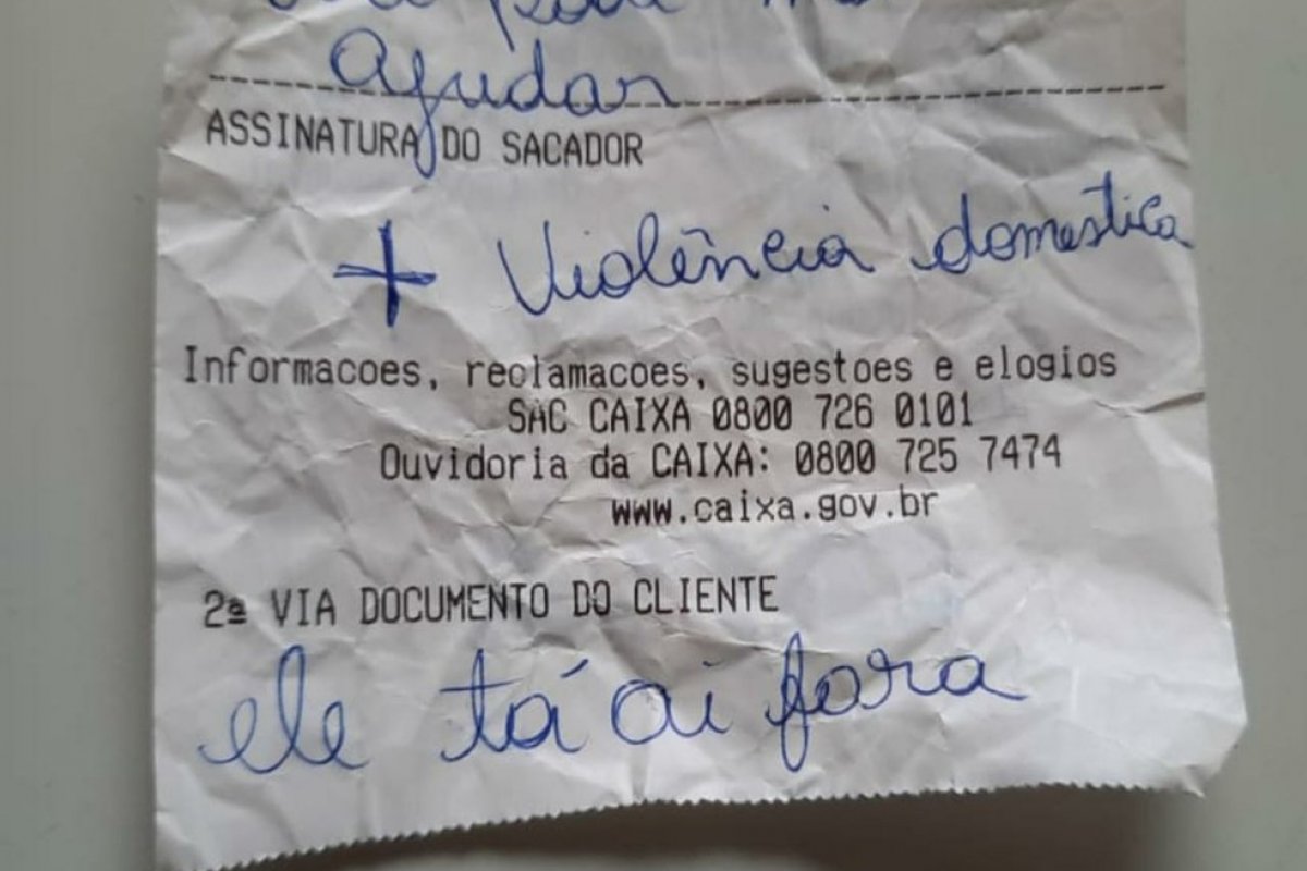 Vítima de violência doméstica escreve bilhete com pedido socorro em agência bancária