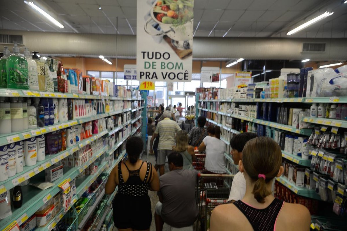 Confederação Nacional do Comércio defende reabertura das atividades