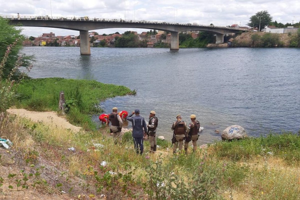 Corpo é retirado do Rio São Francisco por equipes do Corpo de Bombeiros