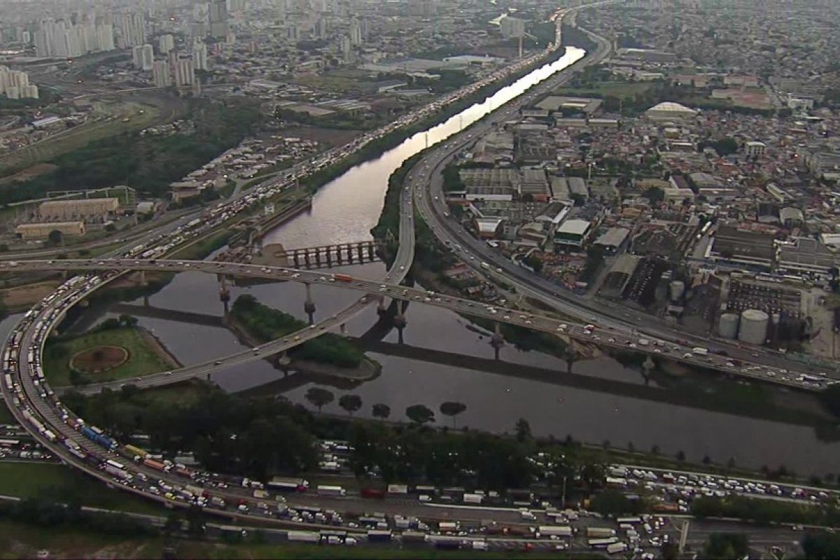Caminhoneiros realizam protesto nas ruas de São Paulo nesta sexta-feira (5)
