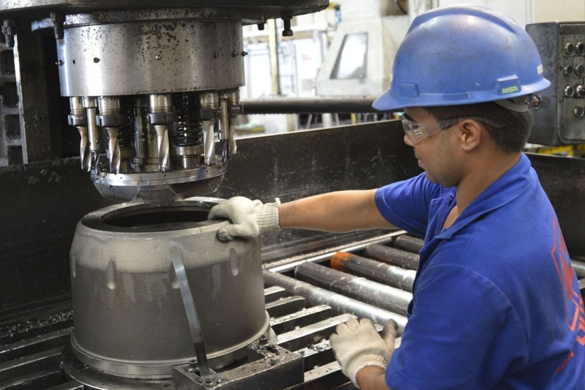 Indústria apresenta crescimento de 0,4% de dezembro para janeiro, aponta IBGE