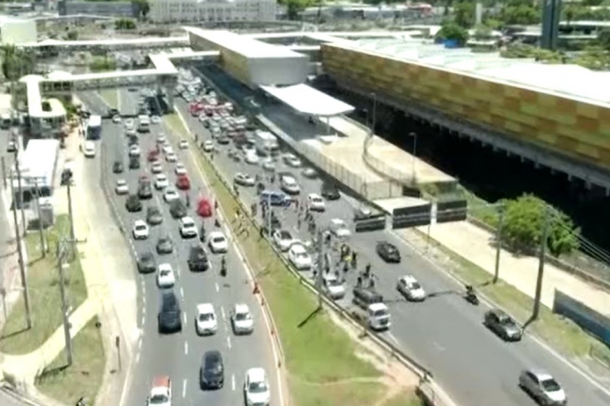 Comerciantes realizam manifestação na Ligação Iguatemi-Paralela, em Salvador