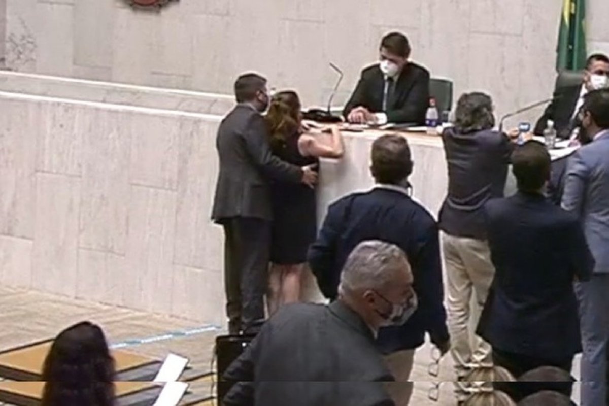 Conselho de Ética aprova suspensão não remunerada de deputado que passou a mão nos seios de colega