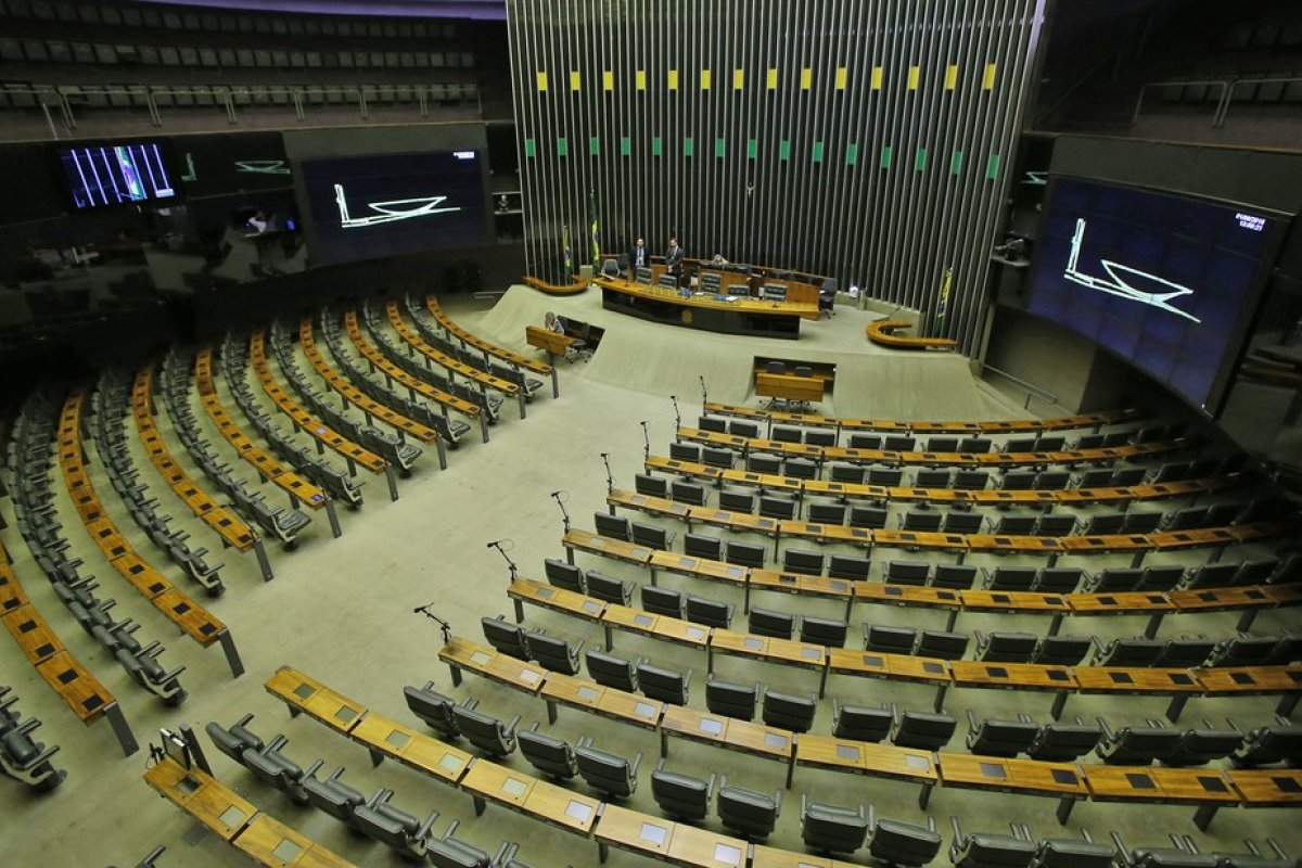 Enquanto Senado retorna com as votações de forma 100% virtual, a Câmara mantém o sistema híbrido